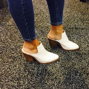 Chinese Laundry Springfield white python mule sz10